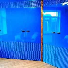 Распашной глянцевый синий шкаф с фрезеровкой в виде волны.
