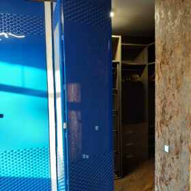 шкаф и двери в гардеробную с дизайнерской фрезеровкой в синем цвете.