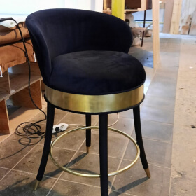 Дизайнерский барный стул С отделкой латунью.