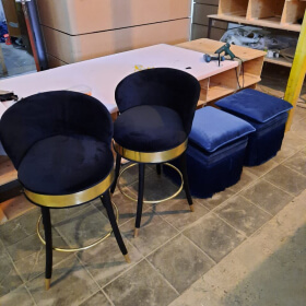 Эксклюзивные пуфы и барные стулья с отделкой латуни.