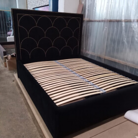 Дизайнерская кровать с расшивкой латунными гвоздиками выполнена из велюра. Спальное место с подъемным основанием премиум.